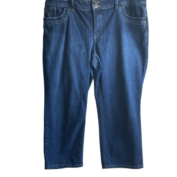 Chico's Size 3 Platinum Ultimate Fit Cropped Stretch Demin Jeans Medium Wash - Picture 2 of 5